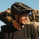 Casque Giro Montaro MIPS III avec lunettes de soleil de sport intégrées.