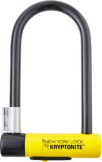 L'antivol Kryptonite New York Lock Standard verrouillé sur un vélo.