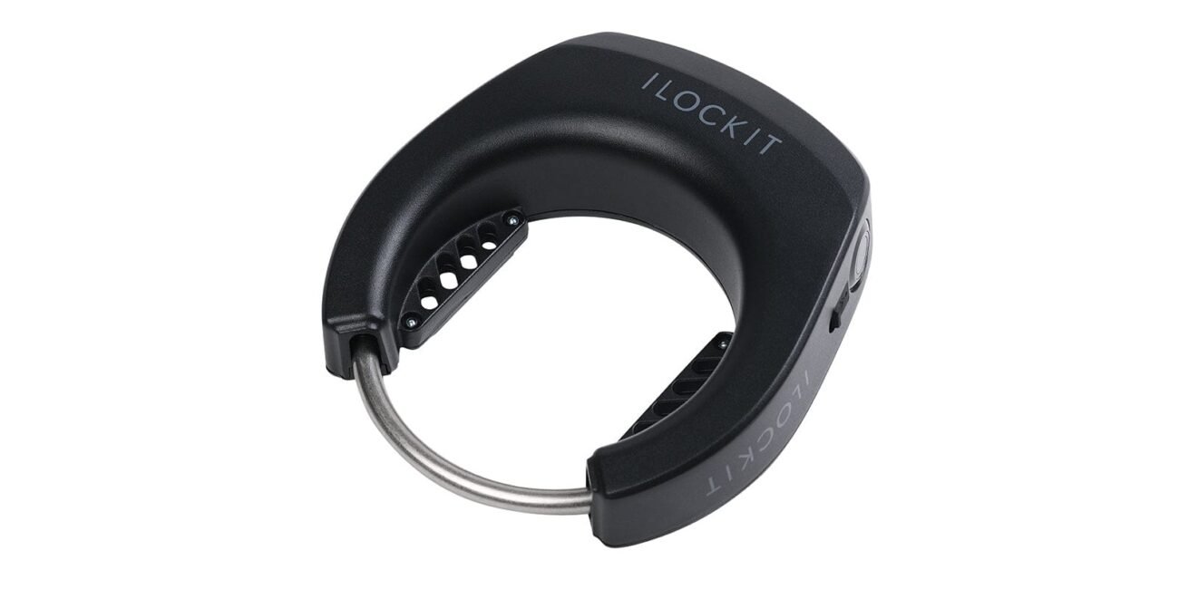 Antivol de cadre I Lock It Pro noir installé sur la roue arrière.