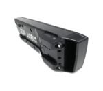Main tenant une batterie Bosch PowerPack 500 par sa poignée.