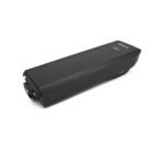 Main tenant une batterie Bosch PowerPack 500 par sa poignée.
