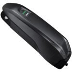 Batterie Shimano STEPS BT-EN605-C noire montée sur le cadre d'un vélo.