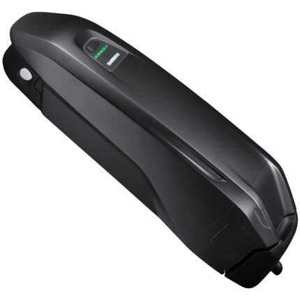 Batterie Shimano STEPS BT-EN605-C noire montée sur le cadre d'un vélo.