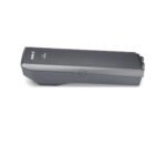 Main tenant une batterie Bosch PowerPack 500 par sa poignée.