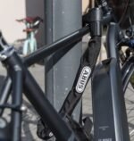 Deux vélos attachés ensemble avec une chaîne Abus CityChain 1010.