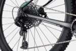 Système de freinage Shimano et pneus larges du Cannondale Trail SE 2.