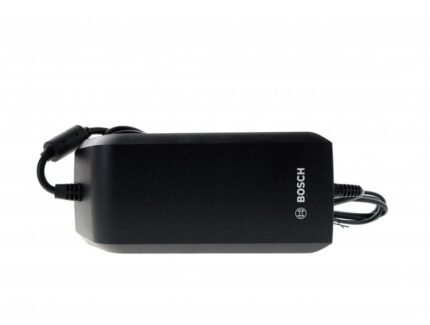 Main rangeant un chargeur Bosch 6A dans une sacoche de vélo.