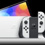 Nintendo Switch OLED posée sur une table avec son support incliné.