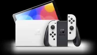 Nintendo Switch OLED posée sur une table avec son support incliné.