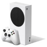 Console Xbox Series S blanche posée verticalement à côté de sa manette.