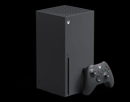 Console Xbox Series X noire au design monolithique avec grille de ventilation.