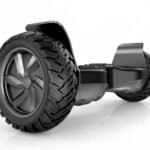Hoverboard EPIKGO All-Terrain gris spatial sur un chemin de graviers.