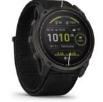 Montre Garmin Enduro 3 avec verre solaire au poignet.