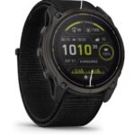 Montre Garmin Enduro 3 avec verre solaire au poignet.