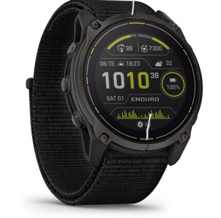 Montre Garmin Enduro 3 avec verre solaire au poignet.