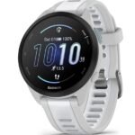 Montre Garmin Forerunner 165 avec écran AMOLED coloré.