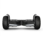 EPIKGO All-Terrain traversant une flaque d'eau peu profonde.