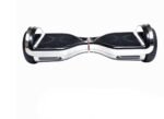 Enfant utilisant un Hover-1 Chrome 2.0 sur une surface plane.