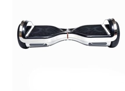 Enfant utilisant un Hover-1 Chrome 2.0 sur une surface plane.
