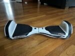 Barres LED allumées sur un hoverboard Razor Hovertrax 2.0.