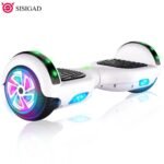 Enfant utilisant un hoverboard SISIGAD sur un terrain plat.