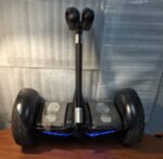 Segway Ninebot S rangé dans le coffre d'une petite voiture.