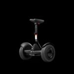 Segway Ninebot S rangé dans le coffre d'une petite voiture.