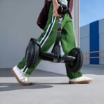 Gros plan sur les pneus gonflables du Segway Ninebot S2 sur des pavés.