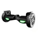 Détail des phares LED et des pédales du Swagtron T6.