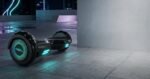 Personne portant un hoverboard Megamotion A03 à la main.