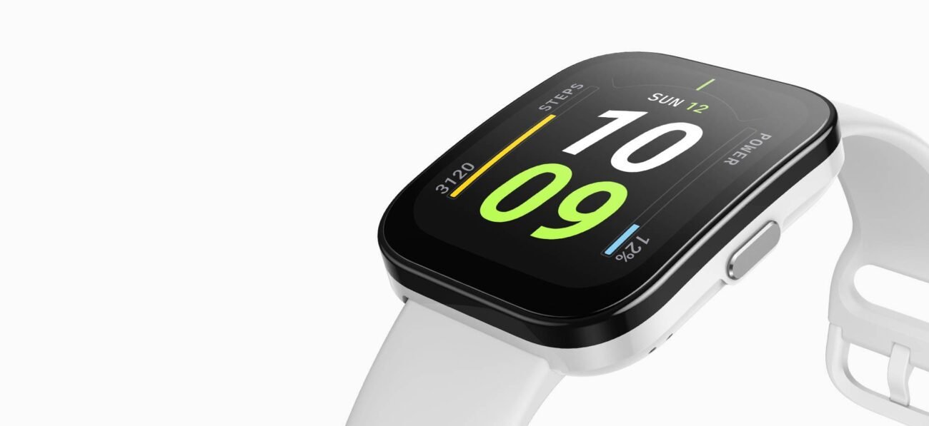 Montre Amazfit Bip 5 posée sur son chargeur magnétique.