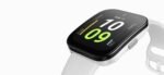 Montre Amazfit Bip 5 posée sur son chargeur magnétique.