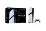 Manette DualSense blanche posée devant la console PlayStation 5 Pro.