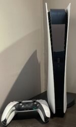 Insertion d'un disque dans le lecteur de la PlayStation 5 (PS5) Standard.