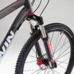 Commandes de freins et guidon large du Rockrider ST 540 S.