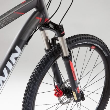Commandes de freins et guidon large du Rockrider ST 540 S.