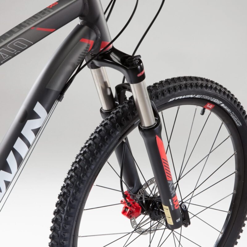 Commandes de freins et guidon large du Rockrider ST 540 S.