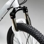 Commandes de freins et guidon large du Rockrider ST 540 S.