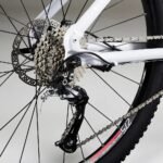 Velo VTT Rockrider ST 540 S en extérieur sur un chemin forestier.