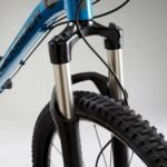 VTT Rockrider ST 540 V2 en action sur un chemin de forêt.