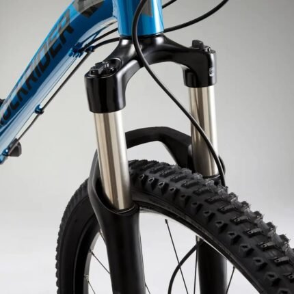 VTT Rockrider ST 540 V2 en action sur un chemin de forêt.