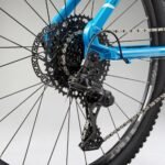 VTT Rockrider ST 540 V2 en action sur un chemin de forêt.