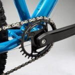 VTT Rockrider ST 540 V2 en action sur un chemin de forêt.