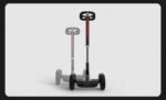 Segway Ninebot S montant une pente légère sur un pavé citadin.