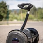 Gyropode Segway Ninebot S blanc avec barre de contrôle centrale.