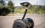 Gyropode Segway Ninebot S blanc avec barre de contrôle centrale.
