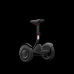 Segway Ninebot S2 montant une légère pente en ville.