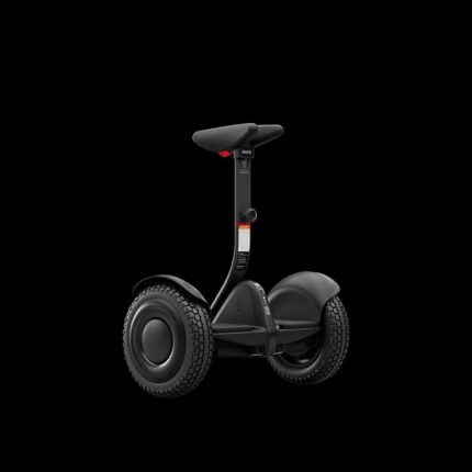 Segway Ninebot S2 montant une légère pente en ville.