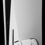 Console PlayStation 5 (PS5) Standard blanche avec sa manette DualSense.