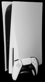 Console PlayStation 5 (PS5) Standard blanche avec sa manette DualSense.